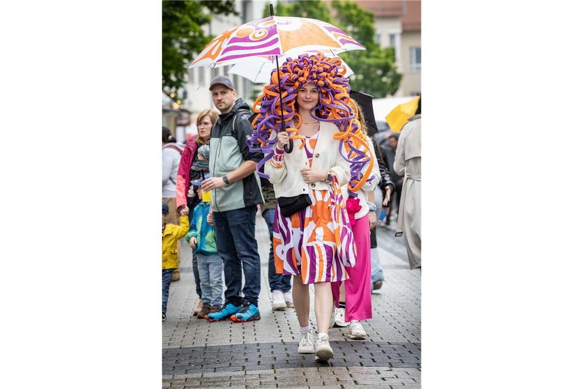 Beste Atmosphäre beim Straßenfest Der Regen am Samstag kann die Straßenfest-Frau nicht stoppen.Foto: Alexander Becher