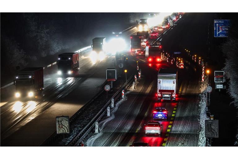 Der Regen auf den eiskalten Böden führt in Teilen Nordrhein-Westfalens zu Verkehrsbehinderungen.
