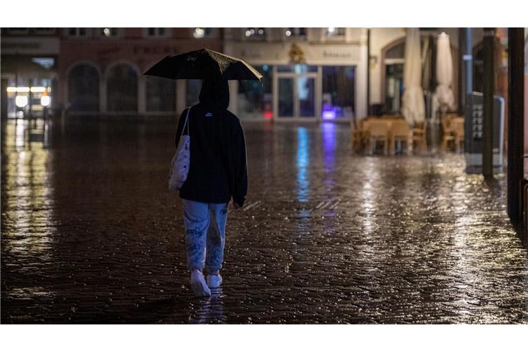 Der Regenschirm darf im Süden in den kommenden Tagen nicht fehlen.