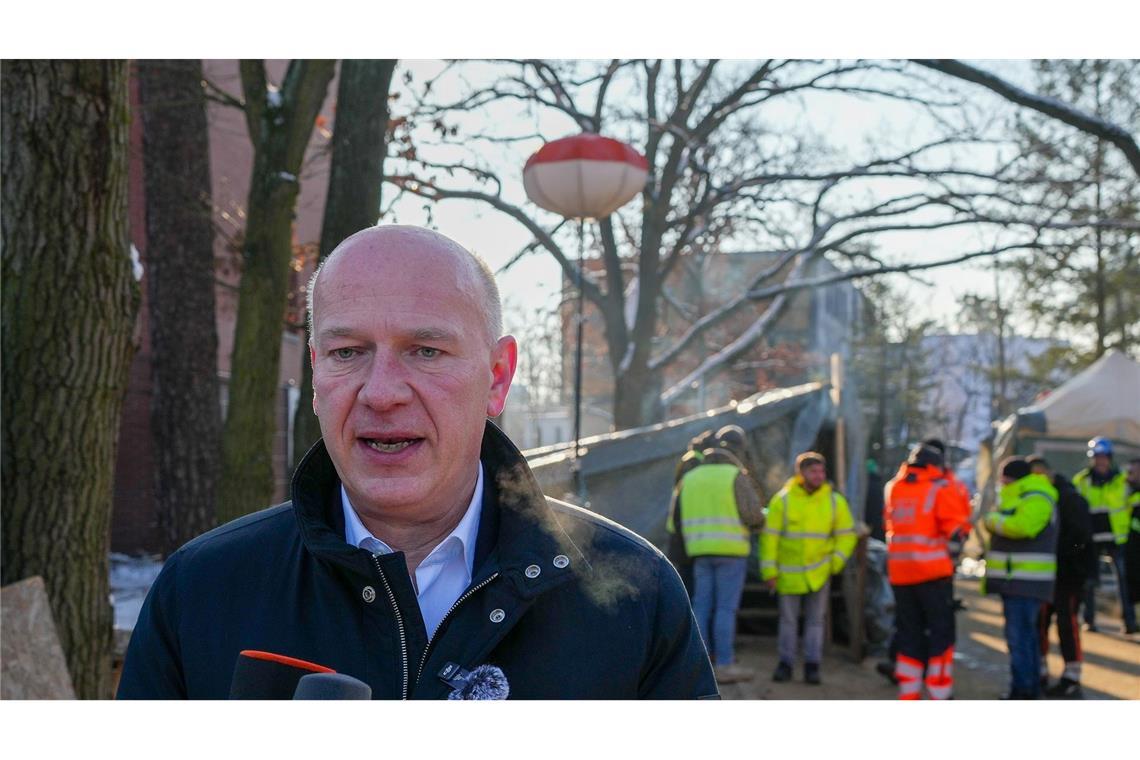 Der Regierende Bürgermeister Kai Wegner am 7. Januar vor dem Umspannwerk an der Argentinischen Allee. (Archivbild)