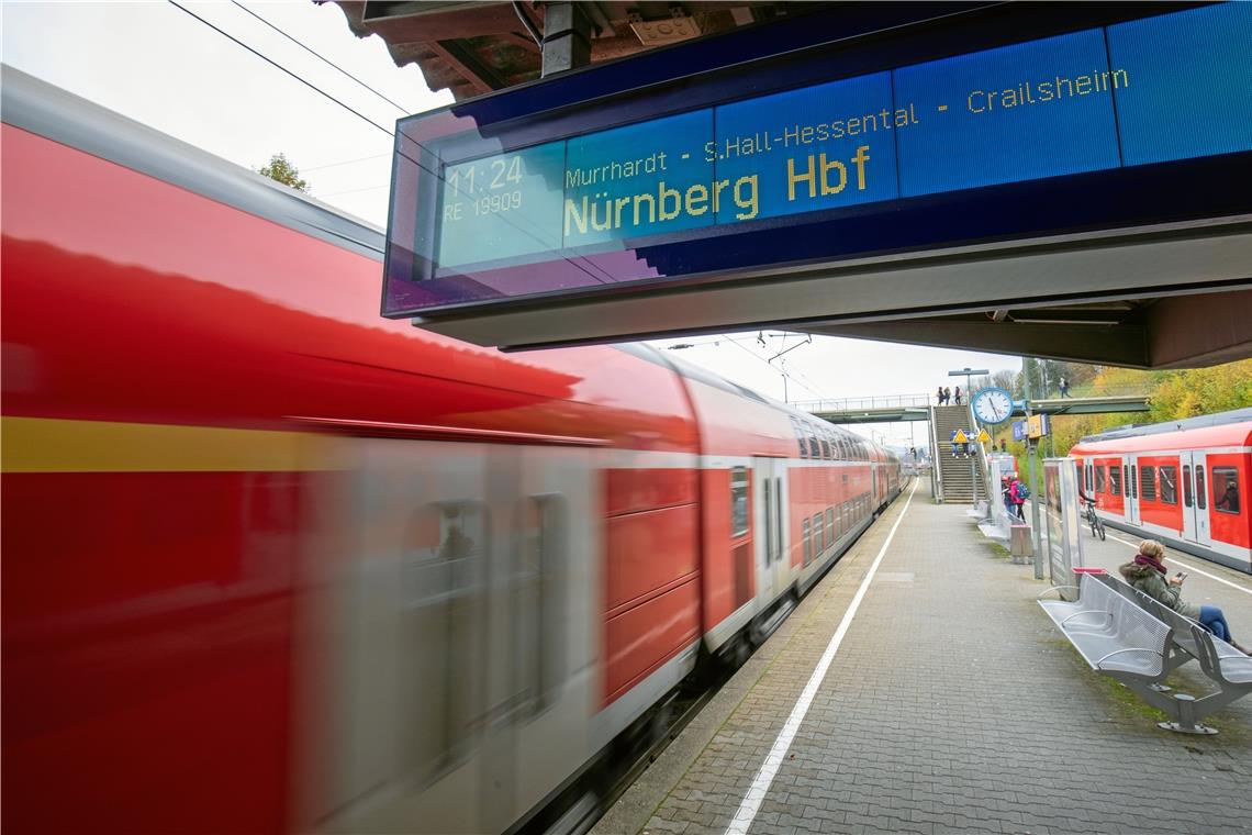 Zug kollidiert zwischen Backnang und Oppenweiler mit Baum Der Regionalexpress war in Richtung Nürnberg unterwegs. Symbolbild: Alexander Becher