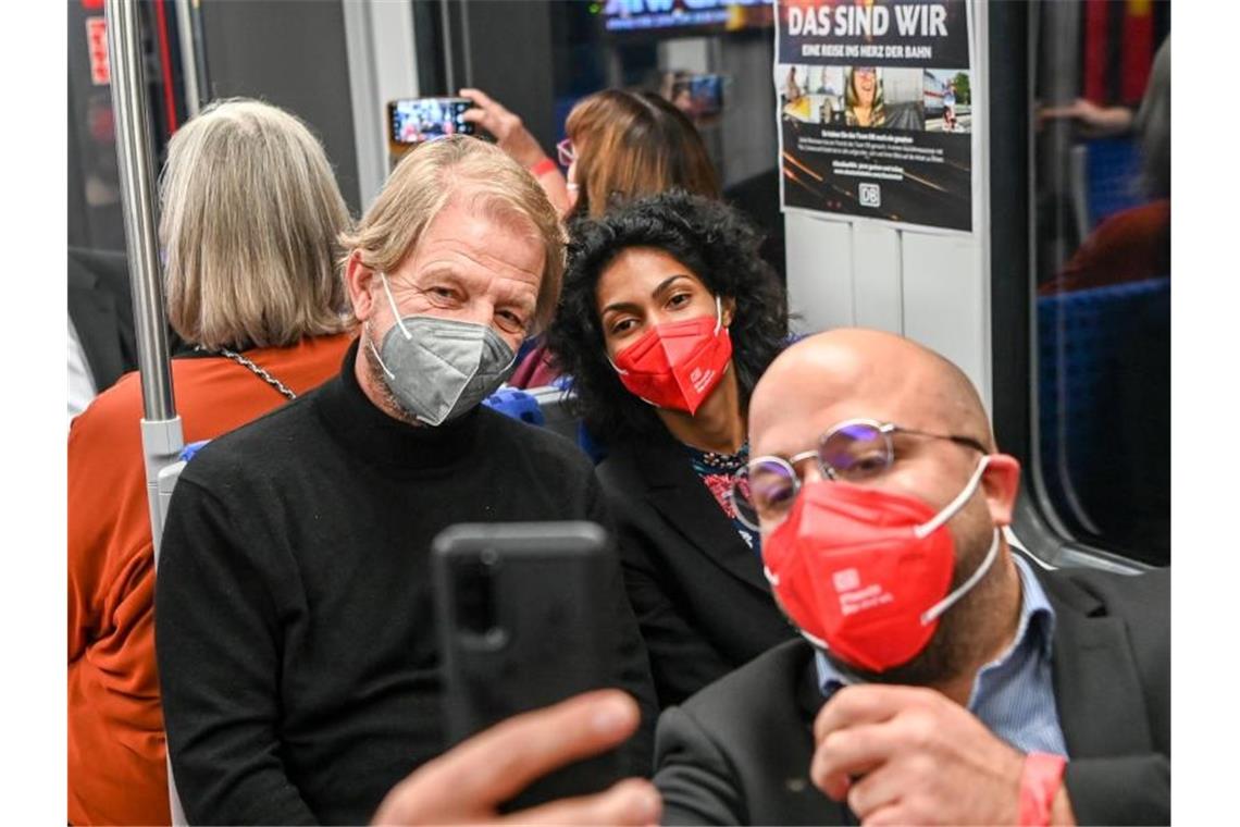 Der Regisseur Sönke Wortmann (l) nimmt an der Premiere des Films "Das Herz der Bahn" in einer S-Bahn teil und macht Selfies mit den Bahn-Mitarbeitern Emilie Lebon und Can Simsek. Foto: Jens Kalaene/dpa-Zentralbild/dpa