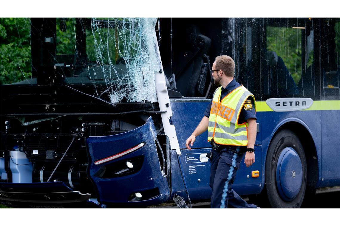 Der Reisebus wurde bei dem Unfall schwer beschädigt.