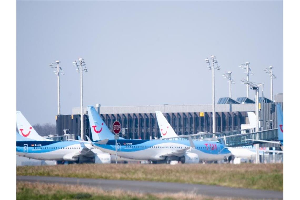 Tuifly will Flotte halbieren und Standorte schließen Der Reisekonzern Tui will den deutschen Ferienflieger Tuifly wegen der Corona-Krise um rund die Hälfte verkleinern. Foto: Julian Stratenschulte/dpa