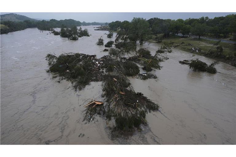 Der reißende Guadalupe River hinterlässt in Kerrville, Texas, umgestürzte Bäume und Trümmer.