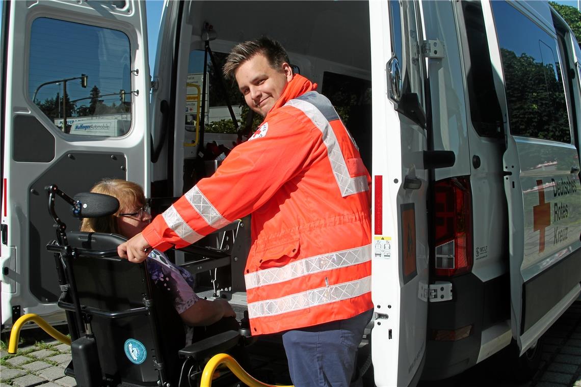 Der Rems-Murr-Kreisverband des DRK bietet einen Fahrdienst zum Waiblinger Impfzentrum an. Foto: DRK