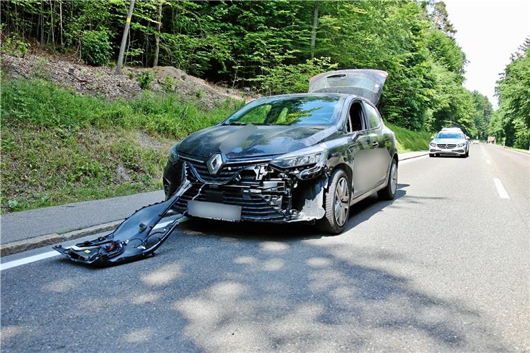 Der Renault wurde bei der Kollision beschädigt. Foto: 7.aktuell.de/Kevin Lermer