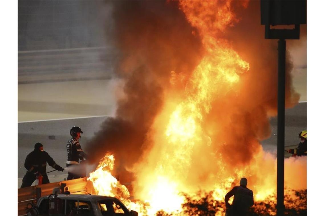 Der Rennwagen von Romain Grosjean ging beim Großen Preis von Bahrain nach einem Unfall in Flammen auf. Foto: Brynn Lennon/Pool Getty/dpa