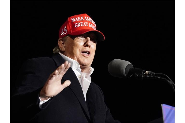 Der republikanische Ex-Präsident Donald Trump wendet sich in Florence im US-Bundesstaat Arizona an seine Anhänger. Foto: Ross D. Franklin/AP/dpa