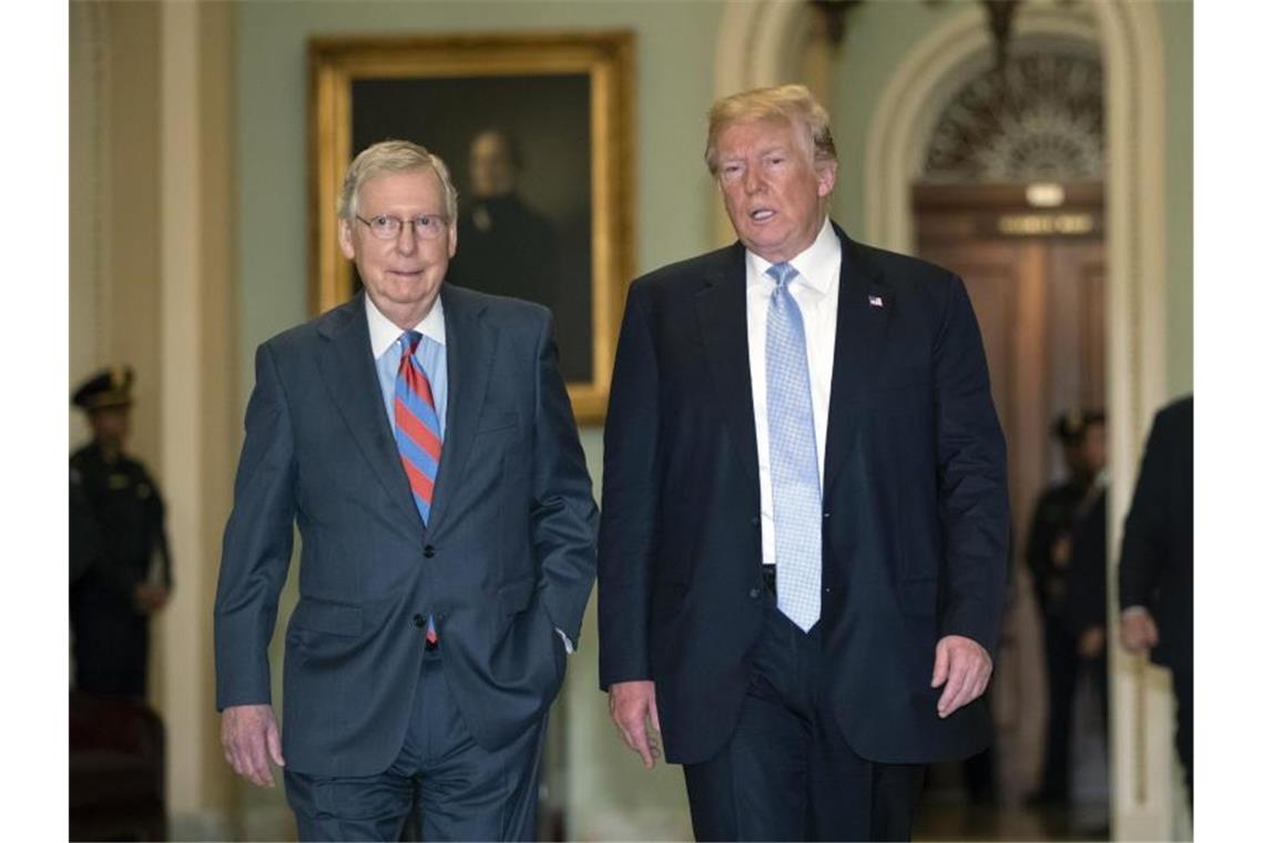 Republikaner-Rüge für Trumps Syrien-Kurs Der republikanische Mehrheitsführer im US-Senat, Mitch McConnell (l), und Präsident Donald Trump im Weißen Haus in Washington. Foto: J. Scott Applewhite/AP/dpa