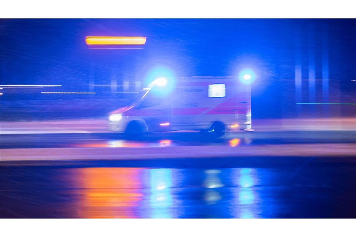 Der Rettungsdienst brachte den Verletzten in ein Krankenhaus, anschließend wurde er in eine Spezialklinik verlegt. (Symbolfoto)
