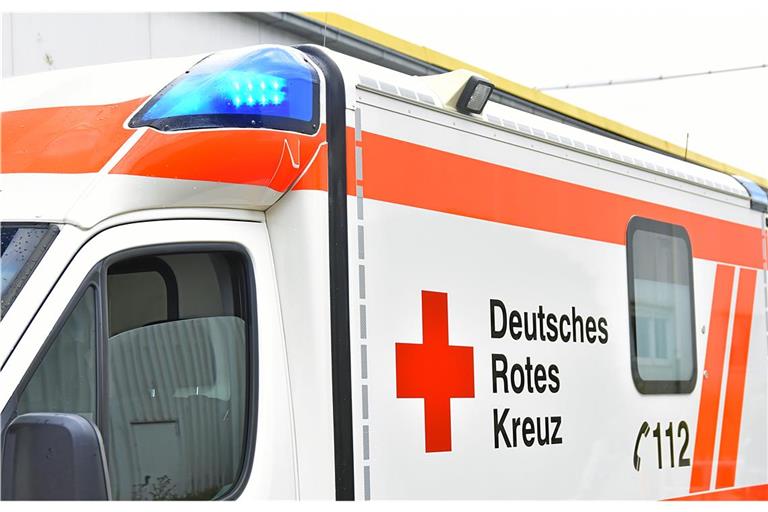 Der Rettungsdienst bringt am Dienstagmorgen zwei Personen mit leichten Verletzungen in ein Krankenhaus. Symbolbild: Tobias Sellmaier