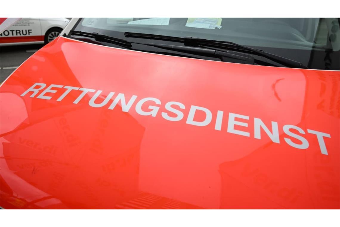 Der Rettungsdienst bringt einen Senior ins Krankenhaus, nachdem dieser von einem Passanten wiederbelebt wurde.