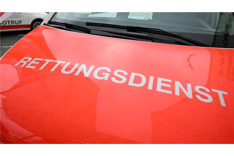 Der Rettungsdienst bringt einen Senior ins Krankenhaus, nachdem dieser von einem Passanten wiederbelebt wurde.