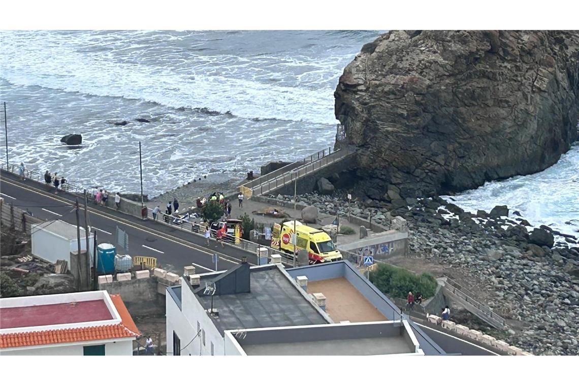 Der Rettungsdienst versorgt am Strand von Roque de Las Bodegas mehrere Menschen, die durch eine Riesenwelle verletzt wurden.