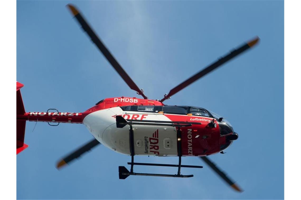 Der Rettungshubschrauber fliegt über einen Flugplatz. Foto: Stefan Sauer/Archiv