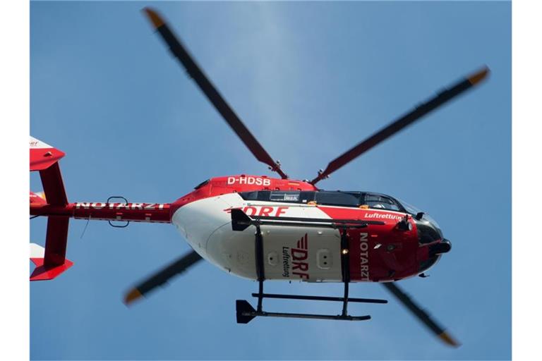 Der Rettungshubschrauber fliegt über einen Flugplatz. Foto: Stefan Sauer/zb/dpa/Archiv