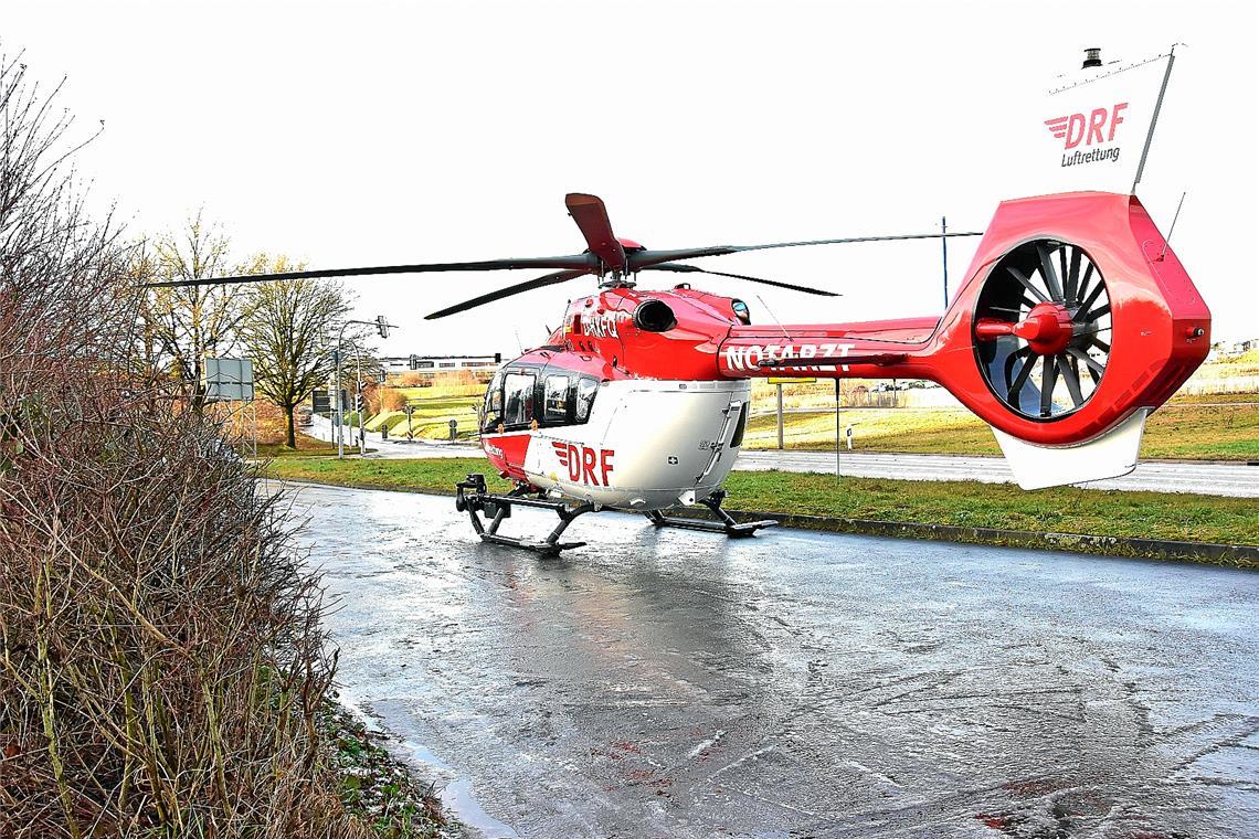 Der Rettungshubschrauber ist auf dem Parkplatz am Ortsausgang von Backnang in Richtung Strümpfelbach gelandet. Foto: Tobias Sellmaier