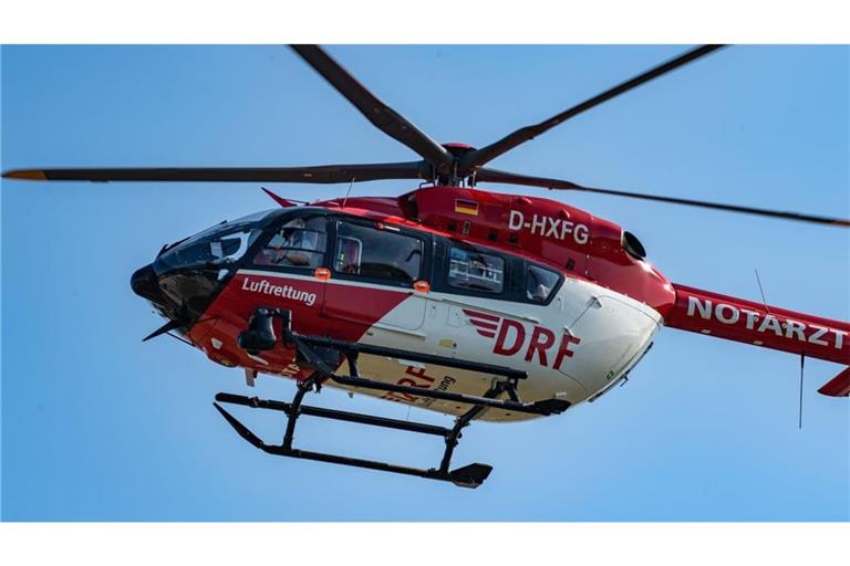 Der Rettungshubschrauber vom Typ H145 mit der Kennung D-HXFG der Deutschen Rettungsflugwacht (DRF) fliegt über der Greifswalder DRF-Station.