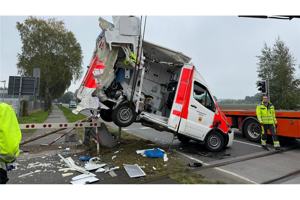 Regionalzug kollidiert mit Krankenwagen – Patientin stirbt Der Rettungswagen wurde von der Unfallstelle geborgen.