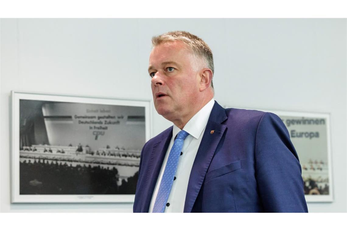 Der rheinland-pfälzische Regierungschef Gordon Schnieder und seine Kollegen halten nach außen weiter zu Merz.