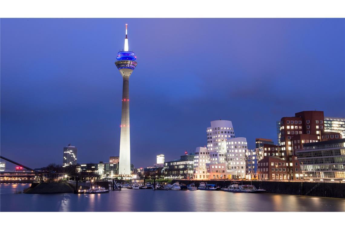 Der Rheinturm prägt die Düsseldorfer Skyline. (Archivbild)