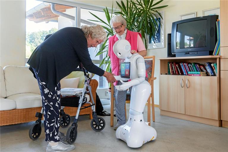 Der Roboter reagiert auf Berührungen und kann Menschen direkt anblicken. 