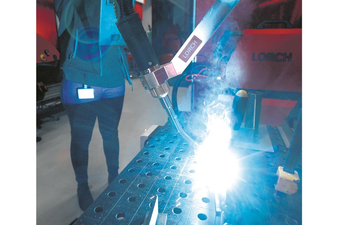 Kollege Roboter erledigt das Schweißen Der Roboter schweißt, der Mensch muss nur noch assistieren: Dank der neuen Technik können auch ungelernte Kräfte anspruchsvolle Schweißarbeiten ausführen.