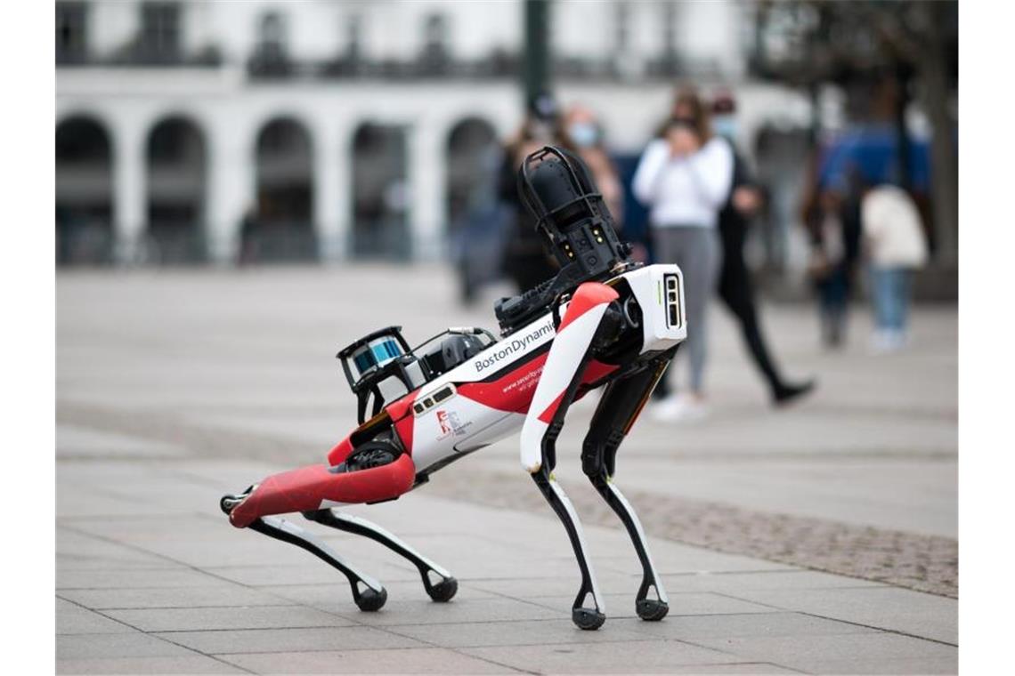 Hyundai übernimmt Roboter-Entwickler Boston Dynamics Der Roboter „Spot“. Die mit ihren laufenden Robotern bekanntgewordene Firma Boston Dynamics gehört nun dem südkoreanischen Autobauer Hyundai. Foto: Daniel Reinhardt/dpa