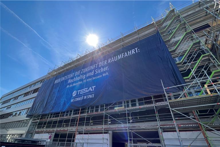 Der Rohbau steht: Ab Anfang 2024 sollen in dem dreistöckigen Gebäude an der Gerberstraße Laserterminals für die Satellitenkommunikation produziert werden. Foto: Tesat