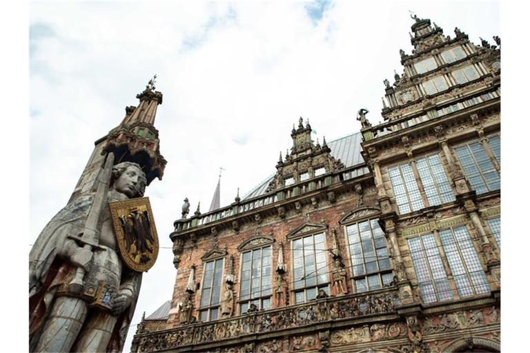 Der Roland neben dem Rathaus der Hansestadt. In Bremen beginnen die Koalitionsverhandlungen von SPD, Grünen und Linkspartei. Foto: Mohssen Assanimoghaddam