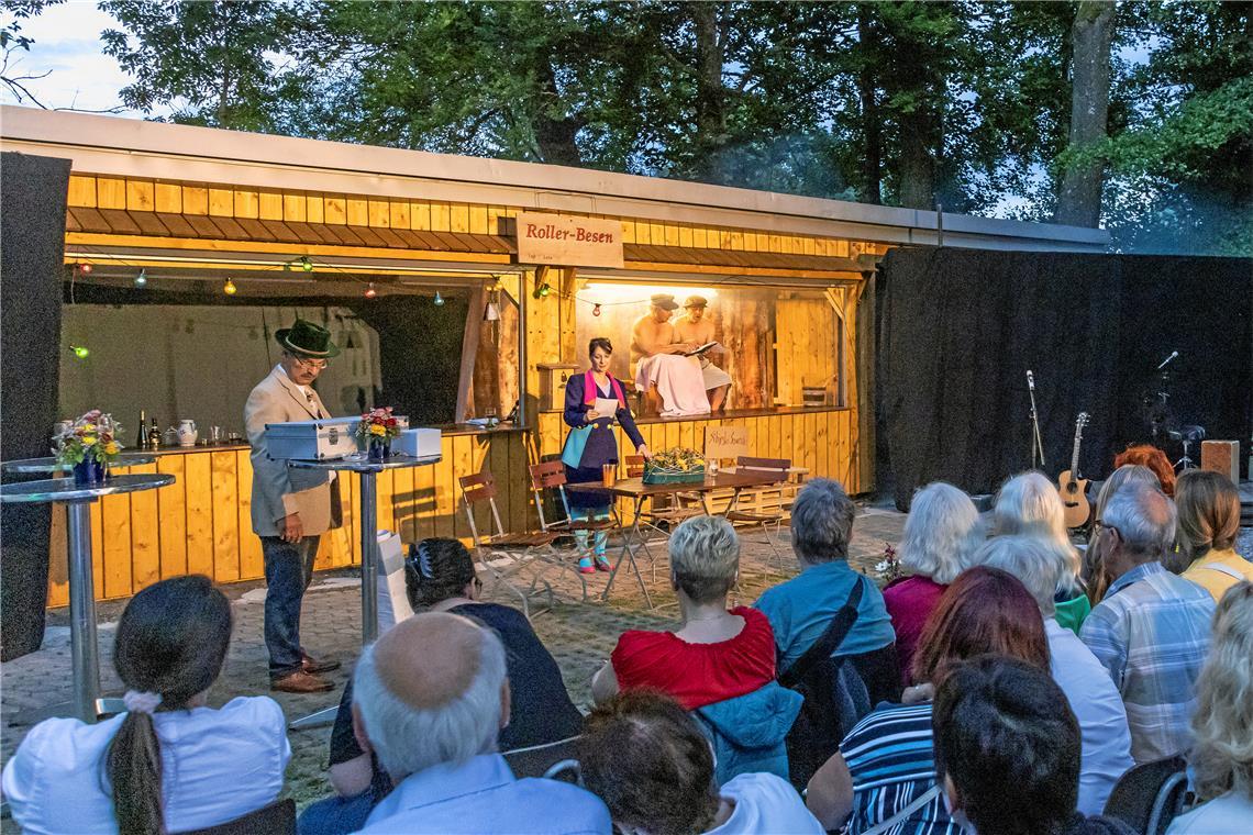 Viel Witz und viel Himmel bei der Premiere des neuen Stücks des Theaters Rietenau Der Roller-Besen von Wirtin Lola schafft es dank einer Neugestaltung wieder, schwarze Zahlen zu schreiben. Fotos: Dietmar van der Linden