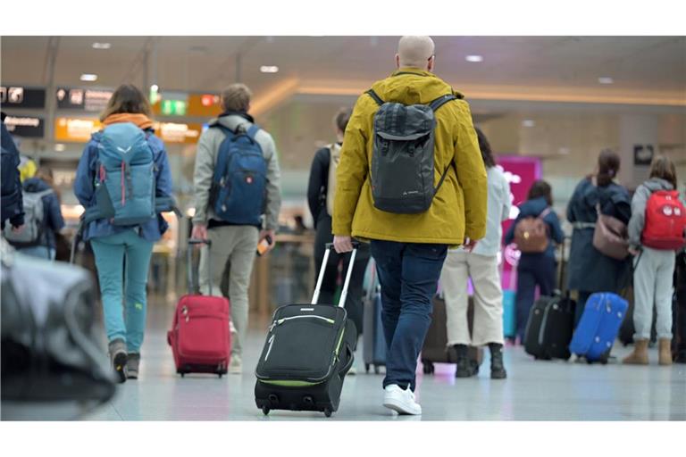 Der Rollkoffer kostet bei Lufthansa künftig extra. (Symbolbild)