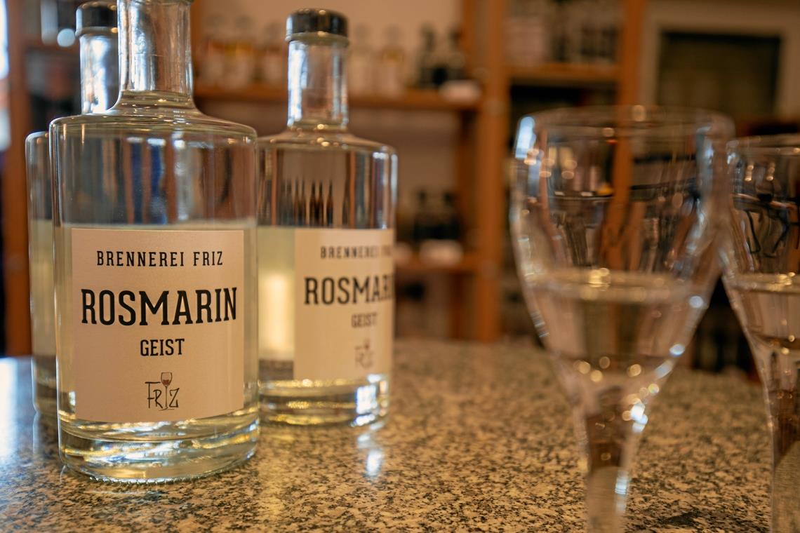 Innovationen aus dem Brennkessel Der Rosmaringeist– ein Nachfolger des Gins – ist die neueste Kreation der Brennerei Friz.