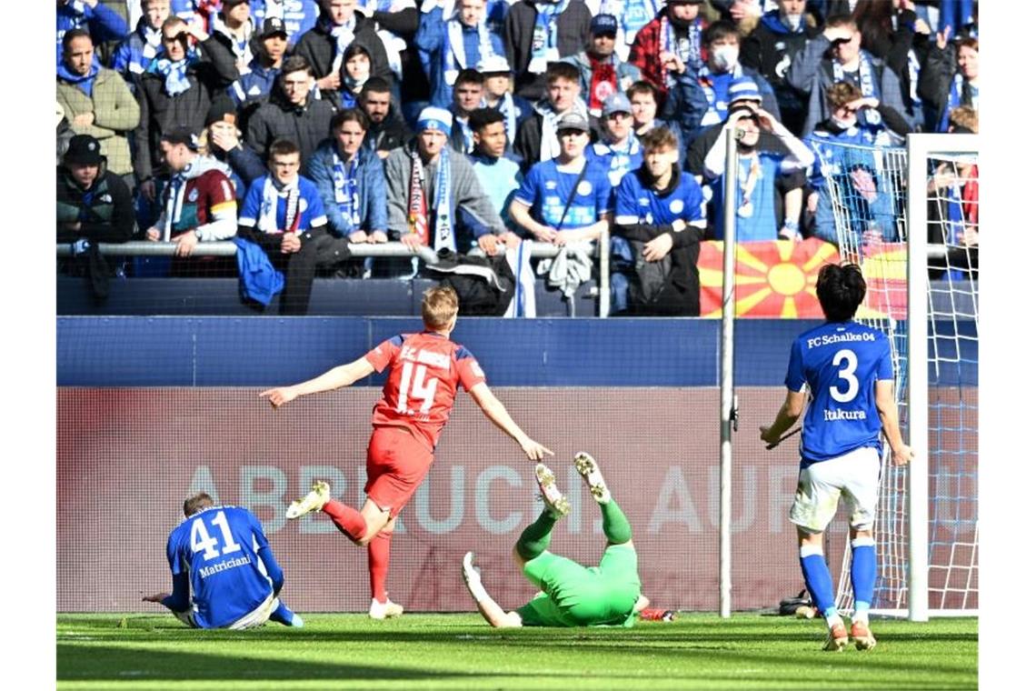 Darmstadt und St. Pauli oben - Schalke und HSV patzen Der Rostocker Svante Ingelsson (M.) jubelt nach seinem Führungstreffer. Foto: David Inderlied/dpa