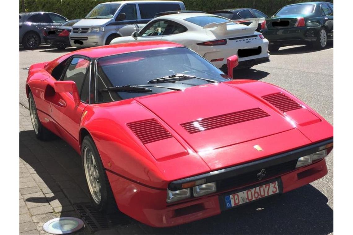 Gestohlener Zwei-Millionen-Euro-Ferrari in Garage entdeckt Der rote Ferrari 288 GTO, Erstzulassung 1985, soll einen Wert von über 2 Millionen Euro haben. Foto: Polizei Düsseldorf
