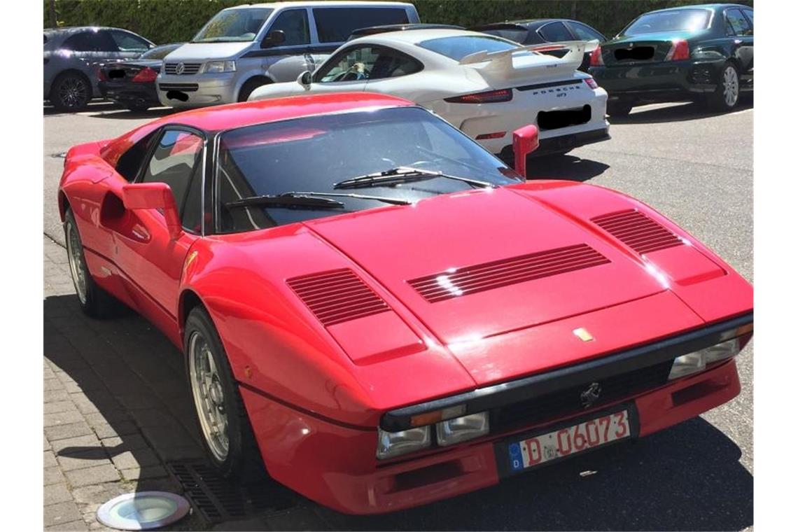 Der rote Ferrari 288 GTO, Erstzulassung 1985, soll einen Wert von über 2 Millionen Euro haben. Foto: Polizei Düsseldorf