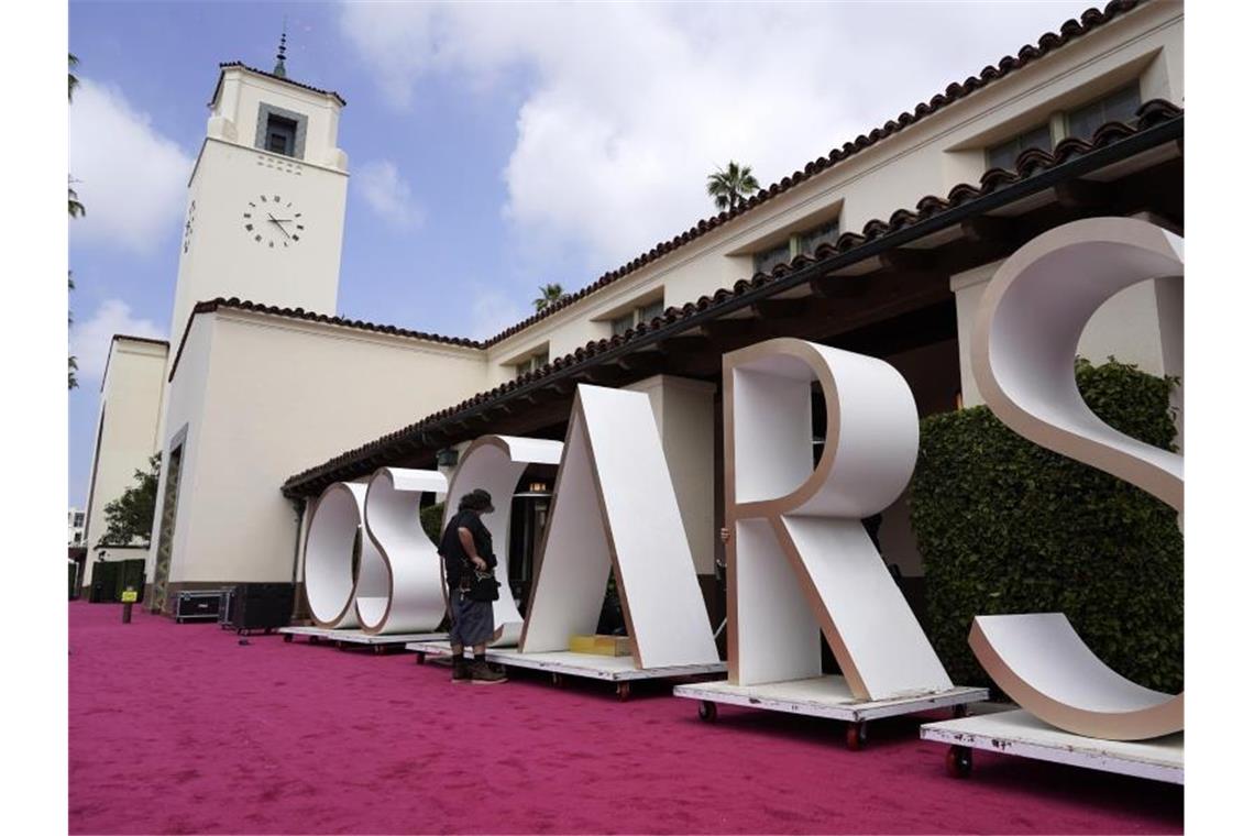 Der rote Teppich vor der Union Station, einer der Oscar-Locations, ist ausgerollt. Foto: Chris Pizzello/AP/dpa