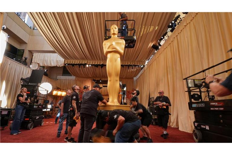 Der rote Teppich wird für die Oscar-Gäste dekoriert.