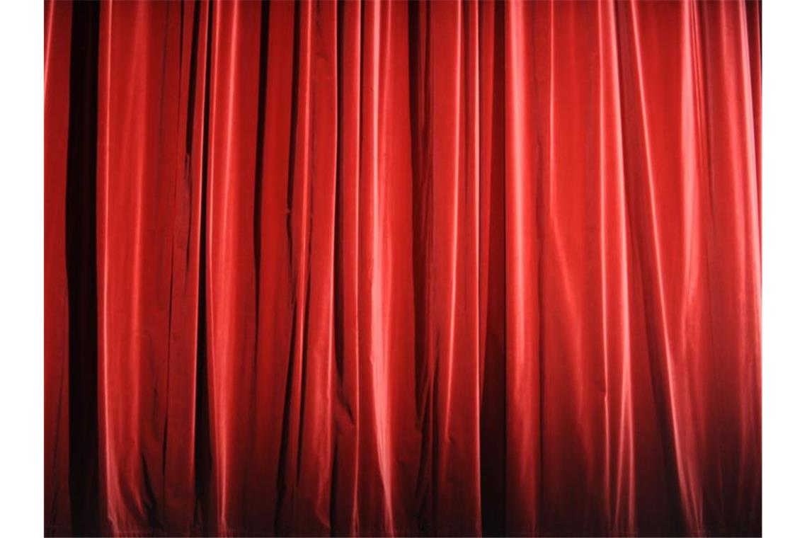 Theaterprojekt : Kein Schlussstrich unter NSU-Taten Der rote Vorhang eines Theaters ist zu sehen. Foto: Marcus Brandt/dpa/Symbolbild