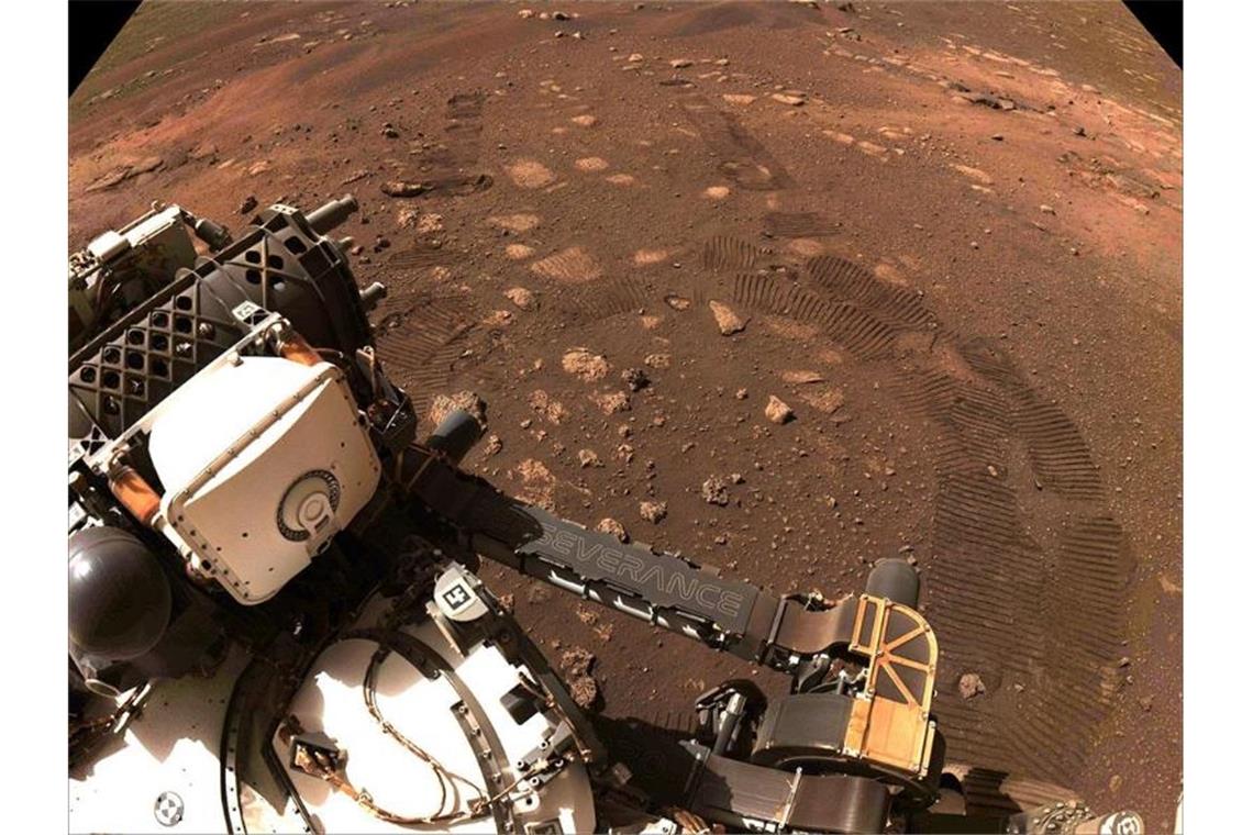 Der Rover „Perseverance“ der NASA fährt über den Planeten Mars. Foto: Nasa/ZUMA Wire/dpa