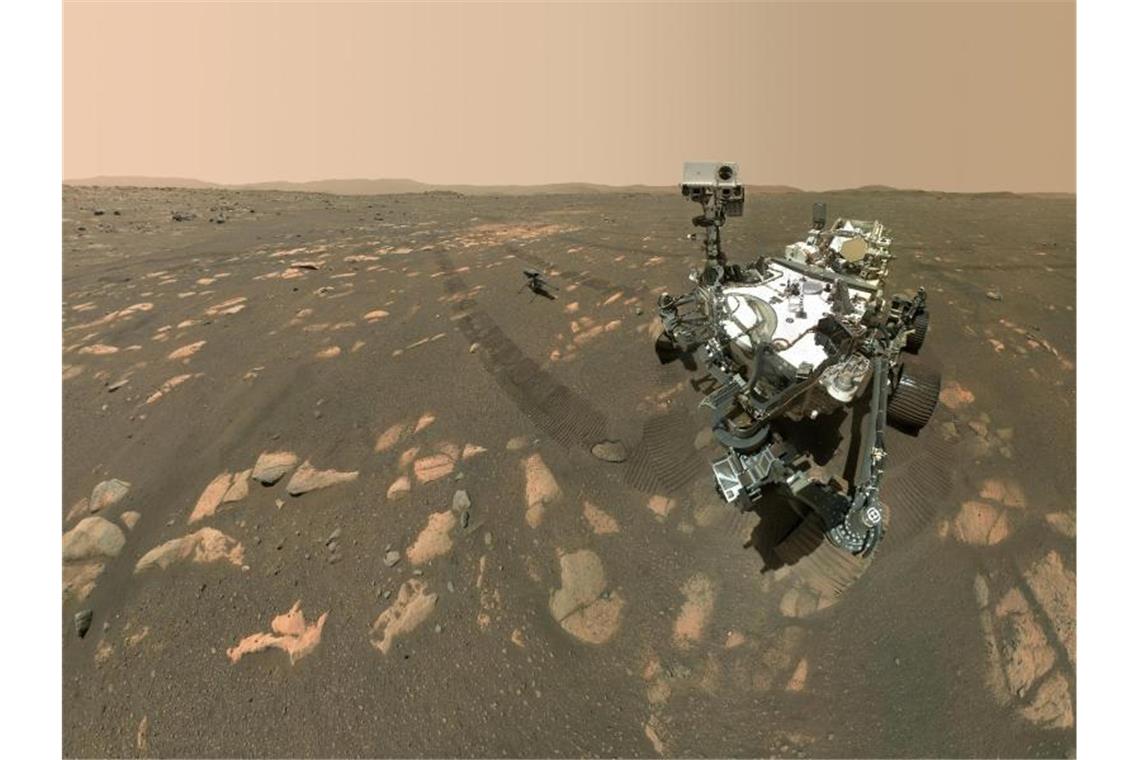 Der Rover „Perseverance“ bereitet sich auf die Entnahme einer Probe von Mars-Gestein vor. Foto: NASA/JPL-Caltech/MSSS/dpa