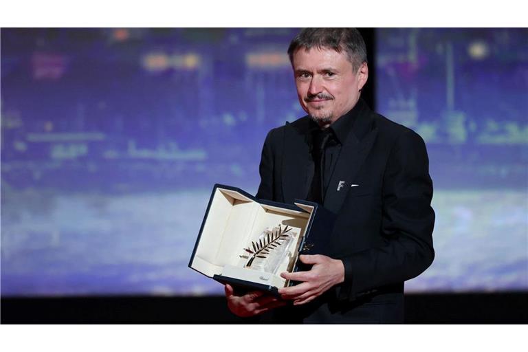 Der rumänische Regisseur, Drehbuchautor und Produzent Cristian Mungiu feiert auf der Bühne nach dem Gewinn der Goldenen Palme für seinen Film "Fjord" bei der Abschlusszeremonie der 79. Ausgabe der Filmfestspiele von Cannes.