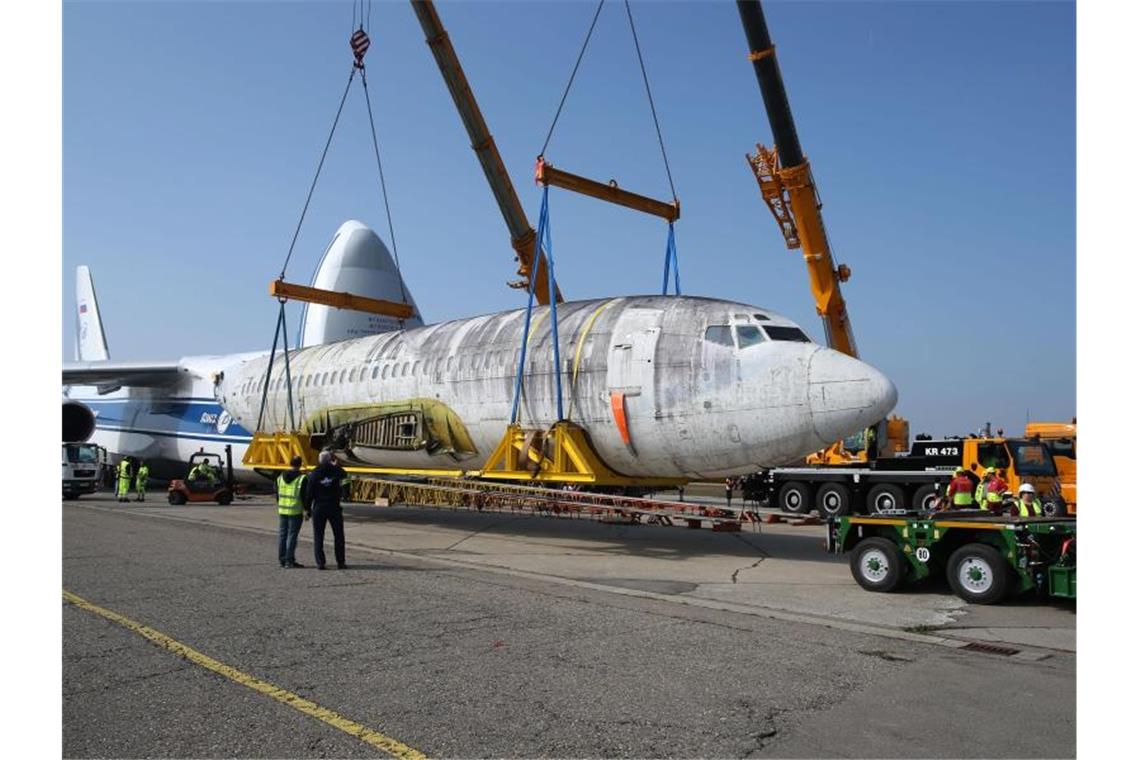 Medien: Appell an Regierung wegen Erinnerungsort „Landshut“ Der Rumpf der ehemaligen Lufthansa-Maschine „Landshut“ auf dem Flughafen von Friedrichshafen. Foto: Karl-Josef Hildenbrand/dpa/Archivbild