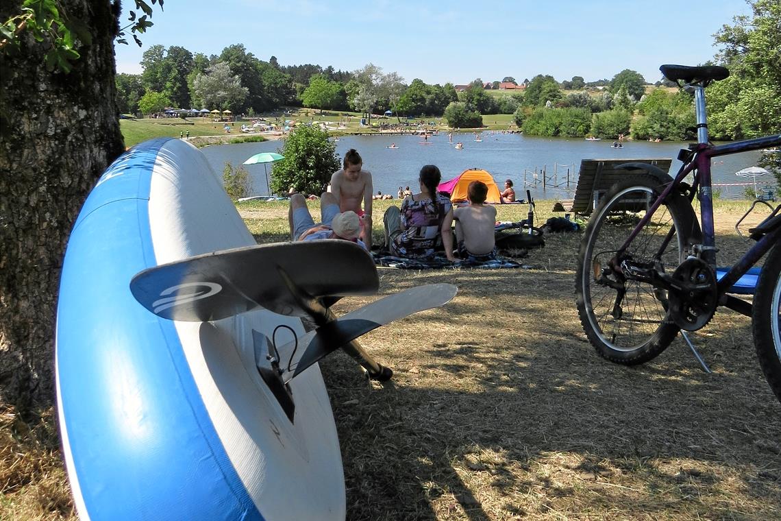 Stand-up-Paddling-Eldorado am Aichstrutsee Der rund vier Hektar große Aichstrutsee bei Welzheim ist umgeben von Liegewiesen. Er dient gleichzeitig als Hochwasserrückhaltebecken der Lein. Am Rande finden sich auch schattige Plätzchen und am gegenüberliegenden Ufer ist ein Nichtschwimmerbereich eingerichtet. Fotos: Christine Schick