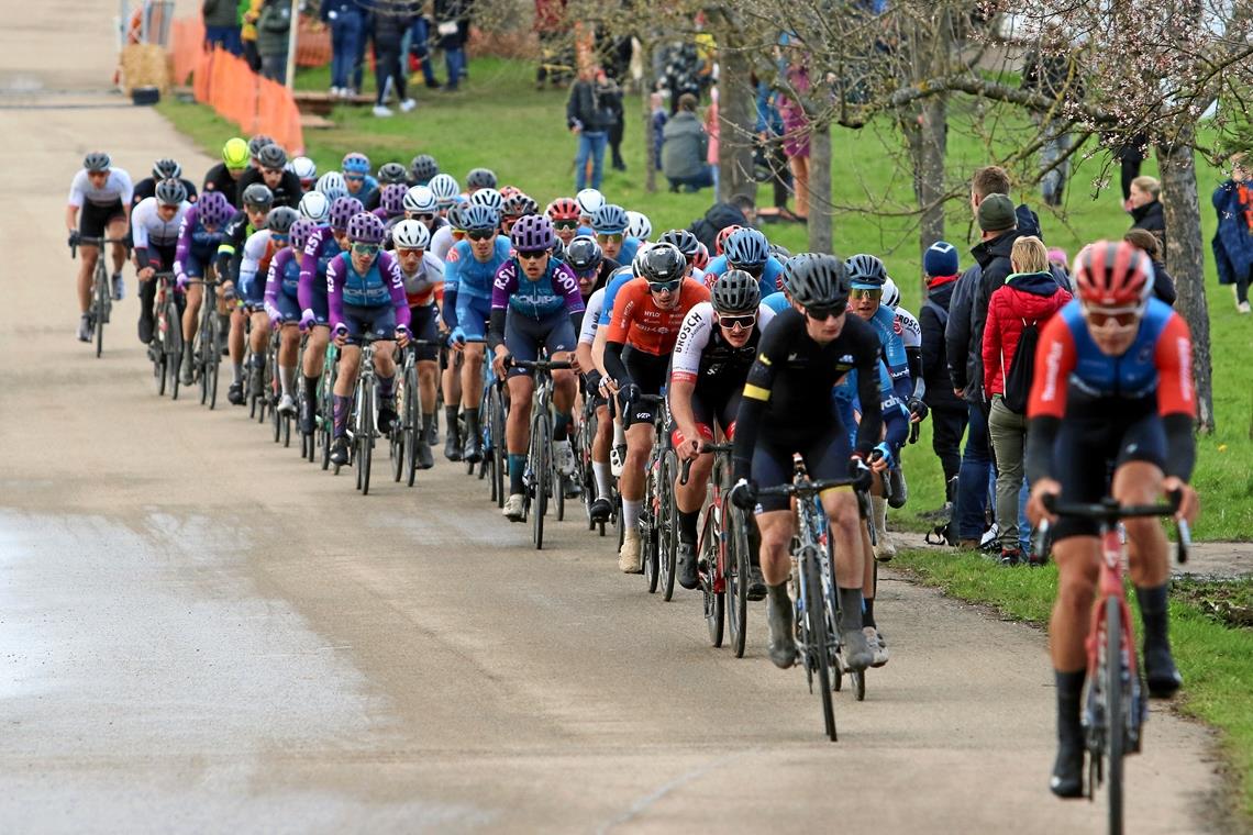 49. Backnanger Rundstreckenradrennen: Die Spurtstärke macht den Unterschied Der Rundkurs auf den Straßen und Wegen zwischen Waldrems und Horbach verlangte den Radfahrern wieder alles ab.Fotos: Alexander Hornauer