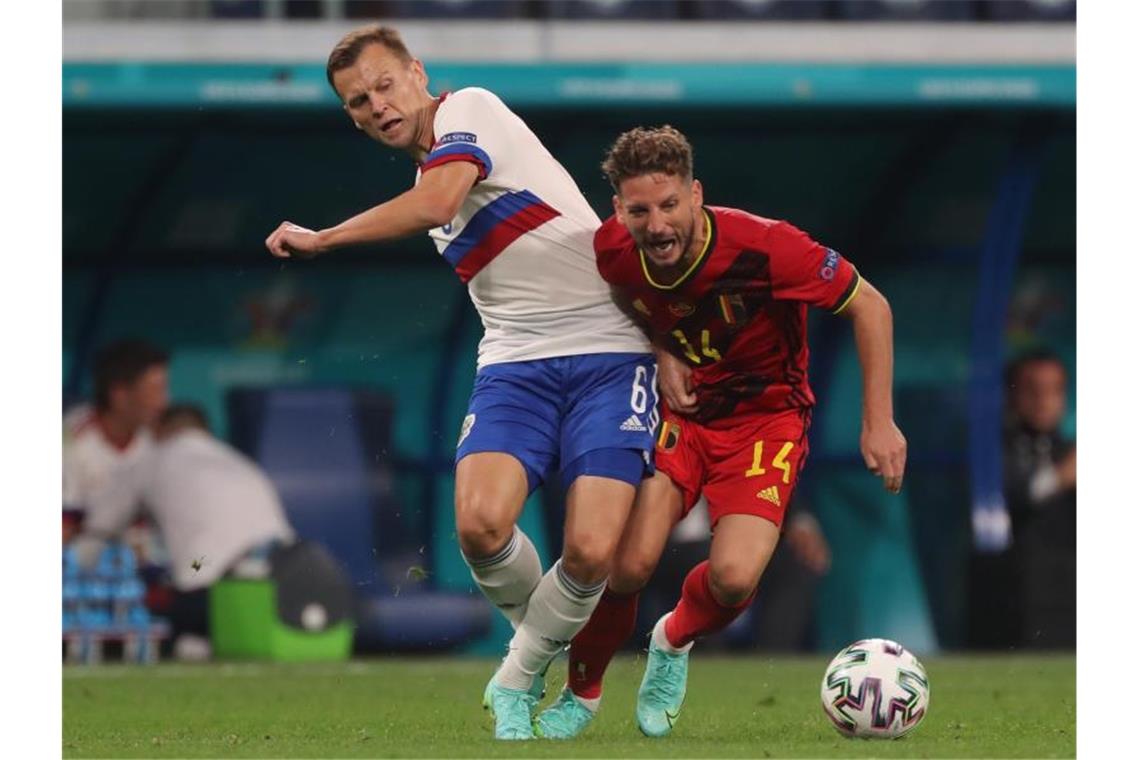 Der Russe Denis Tscheryschew (l) geht gegen Dries Mertens hart in den Zweikampf. Foto: Igor Russak/dpa