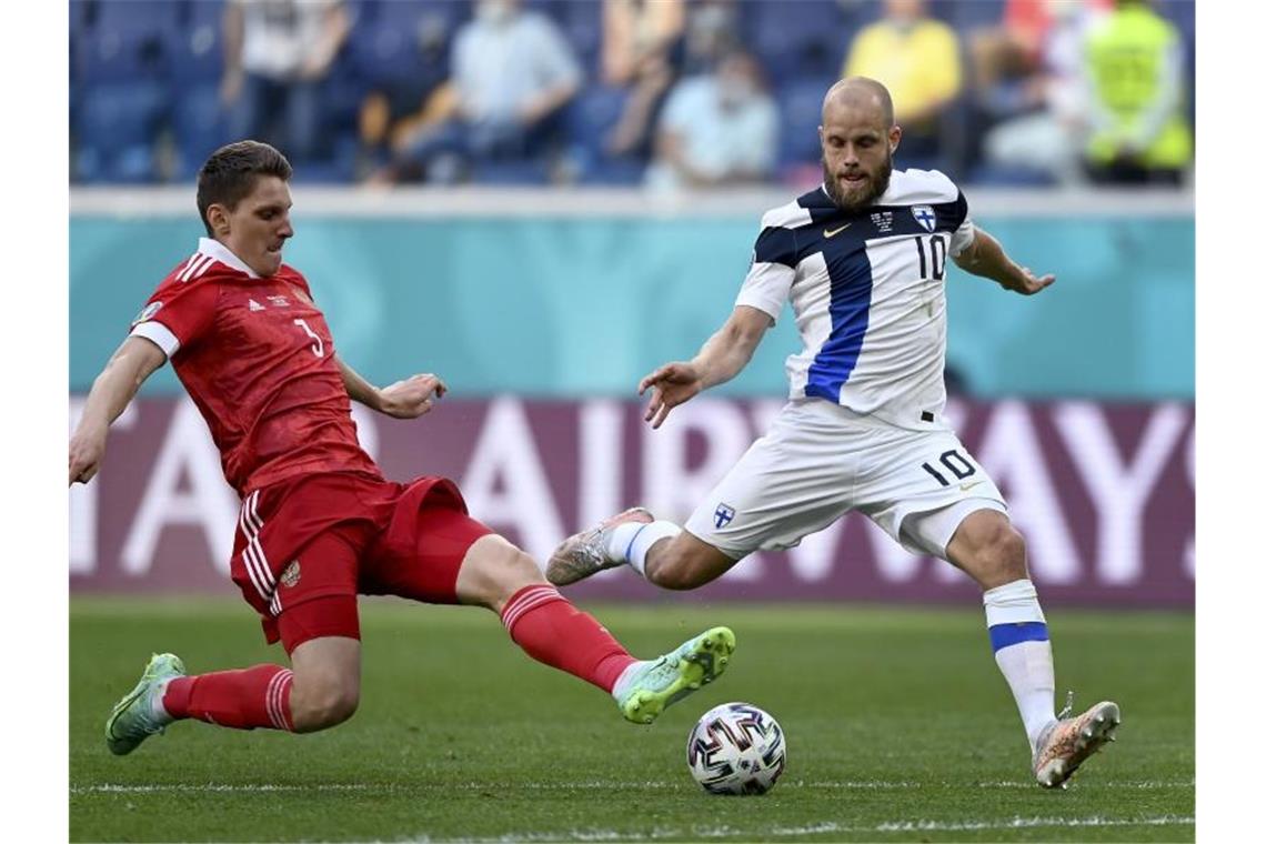 Russen mit viel Mühe zum ersten Sieg - „Haben Job erledigt“ Der Russe Igor Diweew (l) ist vor Teemu Pukki aus Finnland am Ball. Foto: Kirill Kudryavtsev/Pool AFP/AP/dpa