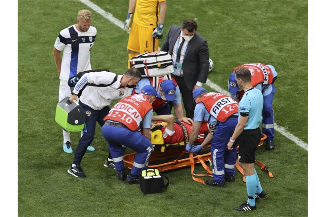 Russen mit viel Mühe zum ersten Sieg - „Haben Job erledigt“ Der Russe Mario Fernandes knallte nach einem Zweikampf in der Luft auf den Boden und musste ausgewechselt werden. Foto: Anton Vaganov/Reuters Pool/AP/dpa