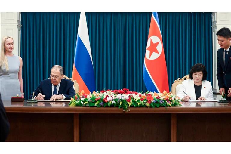 Der russische Außenminister Sergej Lawrow besucht die nordkoreanische Küstenstadt Wonsan, wo er unter anderem Gespräche mit seiner Amtskollegin Choe Son Hui geführt hat.